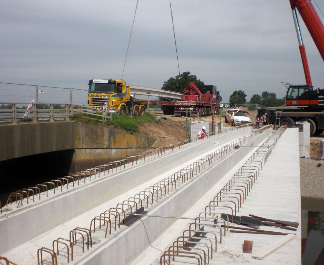 Bouw fietsbrug over de Baakse Beek nabij de provinciale weg N314